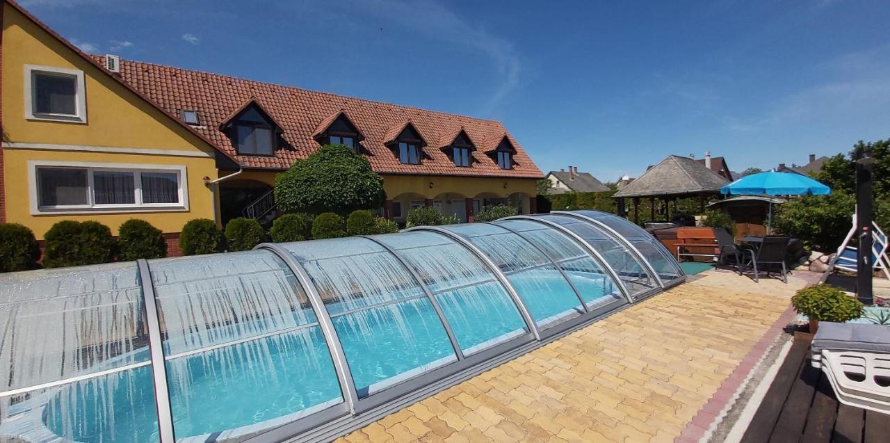 Holp Panzio Hotell Balatonföldvár Eksteriør bilde
