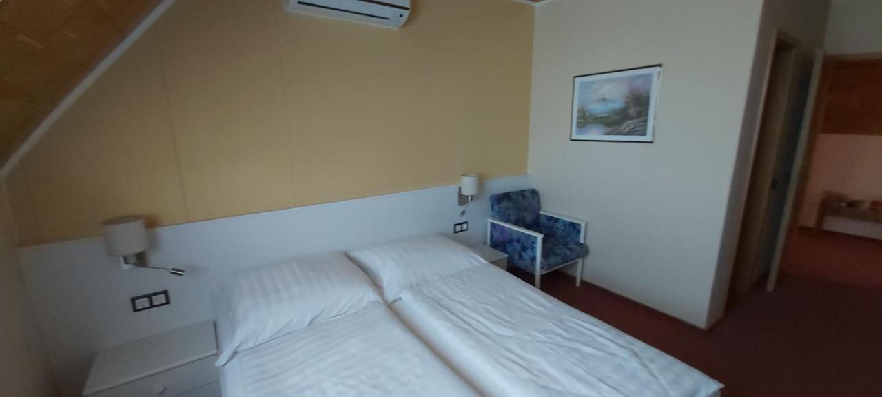 Holp Panzio Hotell Balatonföldvár Eksteriør bilde